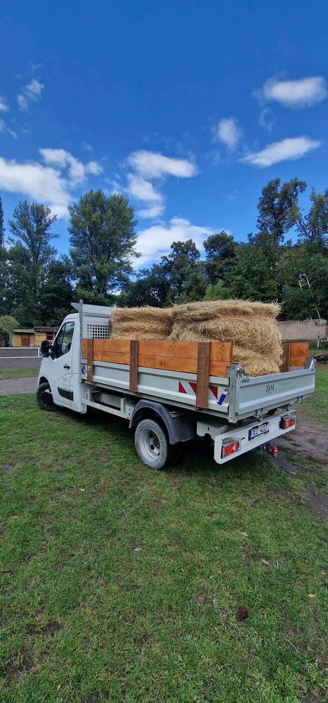 Dodávka naložená materiálem k přepravě